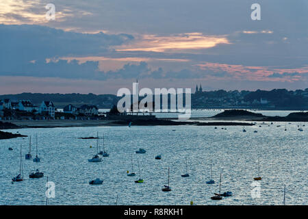 La France, Finistère, la baie de Morlaix, Saint Pol de Leon vu de Carantec Banque D'Images