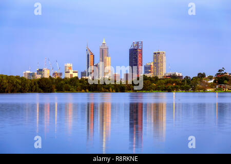 Perth Skyline vue depuis le lac Monger Banque D'Images