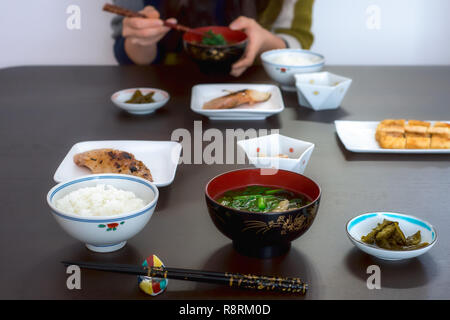 Repas Déjeuner typiquement japonais à Yamagata en poisson, la soupe et le riz. Banque D'Images