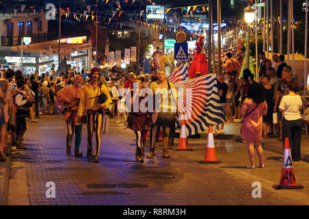 Festival annuel des cultures de l'Europe médiévale. La procession de la colonne dans le carnaval costumes historiques de la ville la nuit. Chypre, Ayia NA Banque D'Images