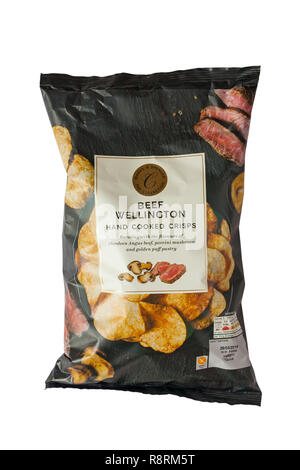 Paquet de Marks & Spencer Wellington boeuf cuit chips main isolé sur fond blanc Banque D'Images