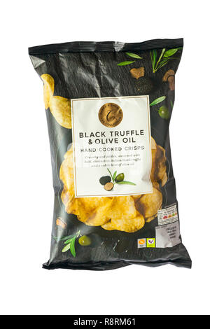 Paquet de Marks & Spencer Truffe Noire & l'huile d'Olive part chips cuits isolé sur fond blanc Banque D'Images