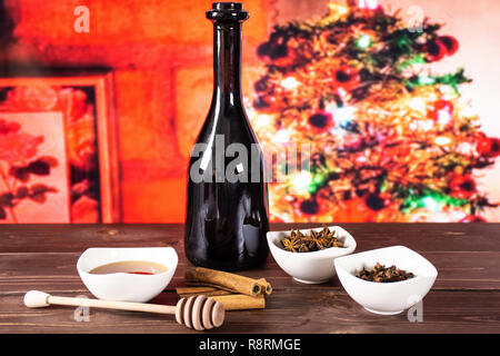 Étape par étape la recette du vin chaud rouge ingrédients avec arbre de Noël en arrière-plan rouge Banque D'Images