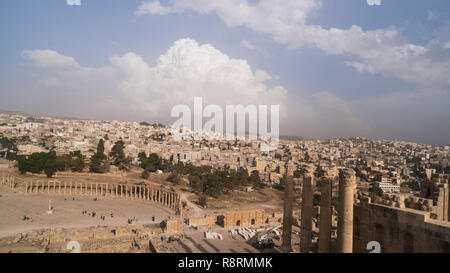 Le Forum ovale à l'ancienne ville romaine de Gérasa dans Jarash, Jordanie. Ancienne ville romaine de Gérasa dans le contexte de la ville moderne de Jarash. pr Banque D'Images