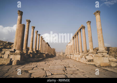 Cardo Maximus, la rue principale à travers d'anciennes - Jerash, ruinée, plus grande et plus intéressante ville romaine en Jordanie. Banque D'Images