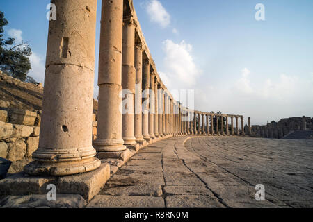 Le Forum ovale et Cardo Maximus dans la ville romaine de Gérasa près de Jerash, Pompéi de l'Est. La ville de 1000 colonnes. Le nord de la Jordanie Banque D'Images