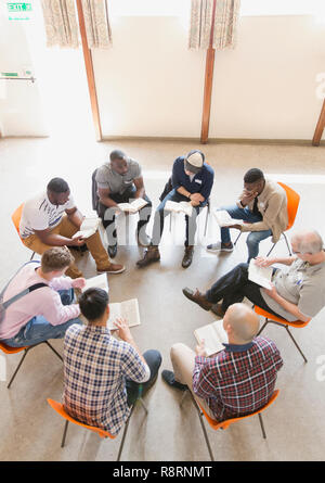 Les hommes lire et discuter de la bible en groupe de prière Banque D'Images