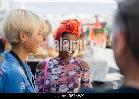 Happy young woman en parlant avec des amis Banque D'Images