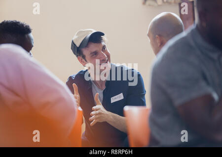 Smiling man dans la thérapie de groupe Banque D'Images