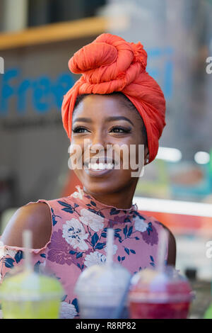 Smiling young woman wearing headscarf Banque D'Images