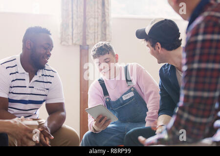 Les hommes avec tablette numérique agit dans la thérapie de groupe Banque D'Images