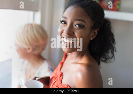 Portrait souriant, jeune femme confiante Banque D'Images