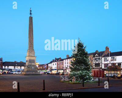 Arbre de Noël et l'obélisque de la Place du marché à Ripon North Yorkshire Angleterre Banque D'Images