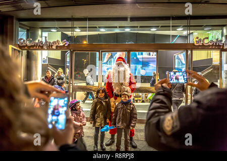 Barcelone, Espagne - 10 déc 2017 - les gens à prendre des photos du Père Noël avec les enfants en face de l'magasin El Corte Ingles à Barcelone en Espagne Banque D'Images