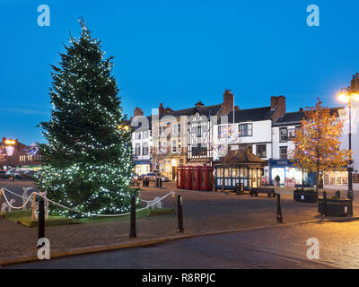 Arbre de Noël dans la place du marché à Ripon North Yorkshire Angleterre Banque D'Images