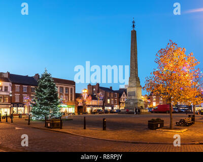 Arbre de Noël et l'obélisque de la Place du marché à Ripon North Yorkshire Angleterre Banque D'Images