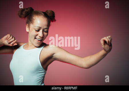Carefree woman dancing Banque D'Images