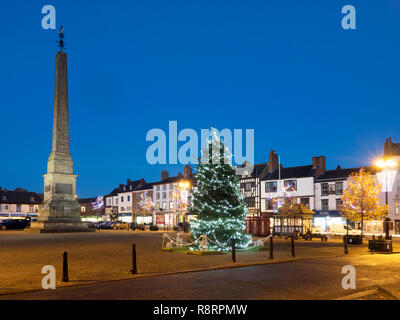 Arbre de Noël et l'obélisque de la Place du marché à Ripon North Yorkshire Angleterre Banque D'Images