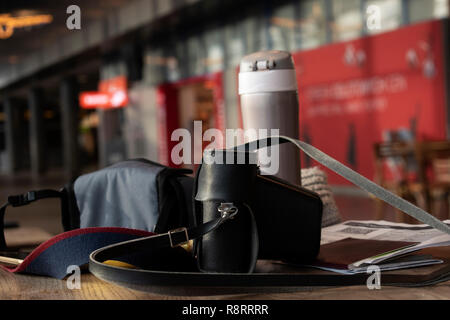 Thermos et deux caméras sur le tableau à l'aéroport Banque D'Images