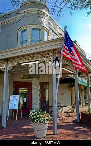 Un drapeau américain vole à l'extérieur de Tyson Drug Co., 25 septembre 2011 à Holly Springs, Mississippi. Le magasin vend des milk-shakes à l'ancienne. Banque D'Images