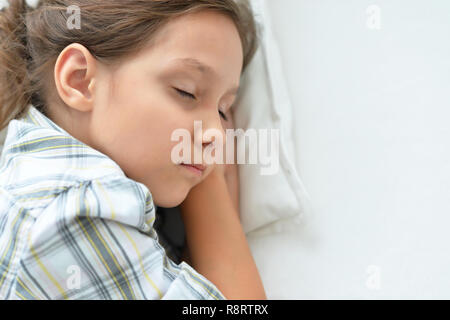 Portrait d'assez peu girl sleeping in bed Banque D'Images