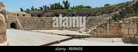 Un panorama de l'amphithéâtre romain de Beit Shean parc national en Israël montrant le coin de pierre ancienne et une partie d'un stade moderne Banque D'Images