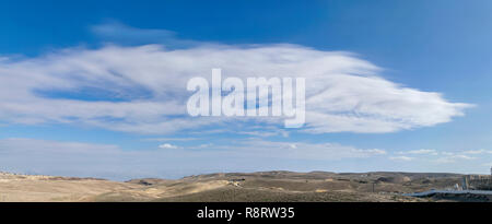 Panorama de nuages au-dessus de l'soufflées par le brun sec désert de Judée près de la ville d'Arad dans le Néguev région d'israël Banque D'Images