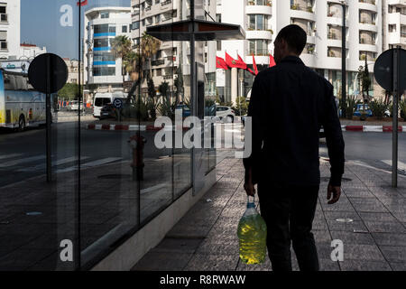 Rabat, Maroc - 23 septembre 2017 : man walking à centre-ville de Rabat Banque D'Images