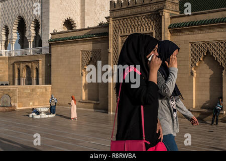 Rabat, Maroc - 23 septembre 2017 : Les femmes en passant devant le Mausolée de Mohammed V Banque D'Images