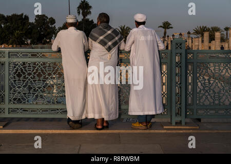 Rabat, Maroc - 23 septembre 2017 : des hommes en blanc à la tour Hassan complex Banque D'Images