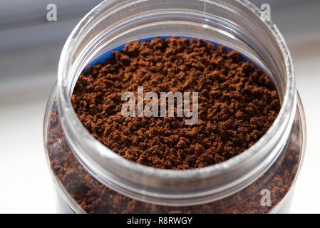 Vue rapprochée de granules de café instantané dans le jar Banque D'Images