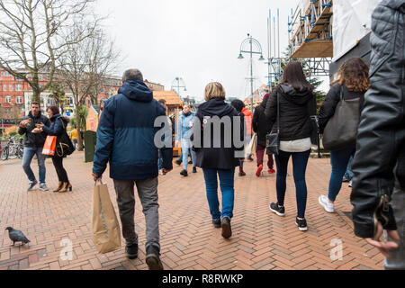 Personnes sur les achats de Noël à Bournemouth sur la deuxième du dernier dimanche avant Noël, 2018 Banque D'Images