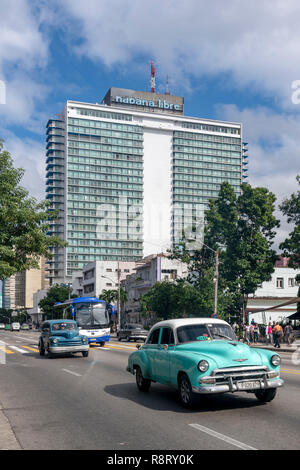 Excès de vieilles voitures américaines avec l'hôtel Habana Libre en arrière-plan. La Havane Cuba Banque D'Images