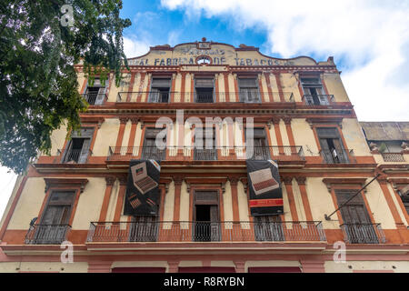 Ancienne usine de cigares et de tabac, Fábrica de Tabacos Partagás, à La Havane, Cuba. Aujourd'hui utilisé en tant que bureaux et magasin comme les vrais cigares sont fabriqués à l'autre bout de la ville. Banque D'Images
