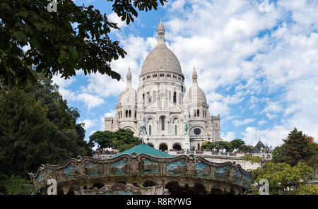 La basilique du Sacré-Cœur et les carrousels sur la colline de Montmartre - Paris, France Banque D'Images