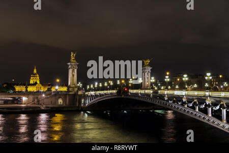 Le Pont Alexandre III et non valides dans la nuit - Paris France Banque D'Images