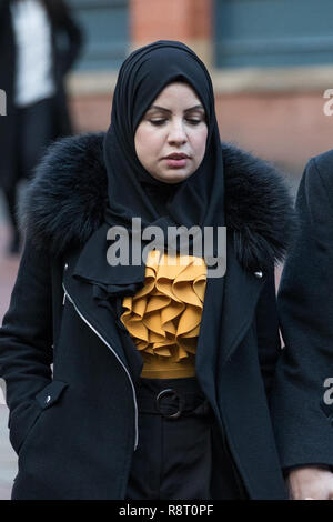 Nour Norris, soeur et tante aux victimes, arrive à la Cour de la Couronne de Birmingham pour l'audience consacrée au plaidoyer de Janbaz Tarin, qui est accusé du meurtre de Raneem Oudeh et sa mère Khaola Saleem à Solihull le 27 août de cette année. Banque D'Images