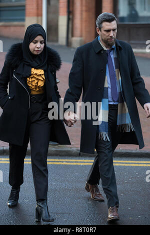 Nour Norris, soeur et tante aux victimes, arrive à la Cour de la Couronne de Birmingham pour l'audience consacrée au plaidoyer de Janbaz Tarin, qui est accusé du meurtre de Raneem Oudeh et sa mère Khaola Saleem à Solihull le 27 août de cette année. Banque D'Images