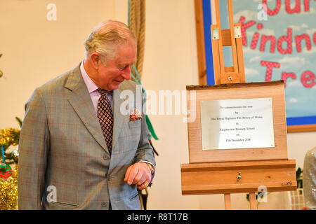 Le Prince de Galles dévoile une plaque après une nativité performance à Leighterton l'école primaire, Gloucestershire, où il est là pour voir le nouveau bâtiment de l'école et regarder les élèves prennent part à une performance de Noël. Banque D'Images