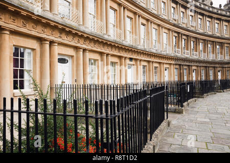 Croissant-rouge avec style Regency maisons mitoyennes avec garde-corps en métal à l'avant. Le Cirque, Bath, Somerset, Angleterre, Royaume-Uni, Angleterre Banque D'Images