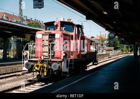 À Mullheim, Baden-Wurttemberg, Allemagne - 30 juillet 2018 : Rouge locomotive diesel de manoeuvre sans voitures dans la gare à Mullheim Banque D'Images