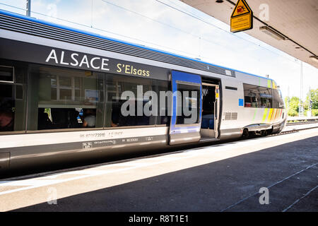 À Mullheim, Baden-Wurttemberg, Allemagne - 30 juillet 2018 : TER Alsace des trains régionaux de la SNCF en attente de départ dans la Mullheim ra Banque D'Images