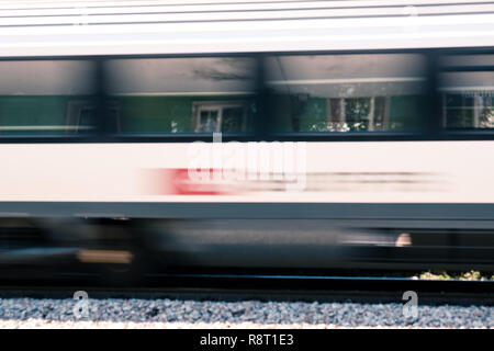 À Mullheim, Baden-Wurttemberg, Allemagne - 30 juillet 2018 : former des chemins de fer suisses (SBB CFF FFS) passant à grande vitesse Banque D'Images