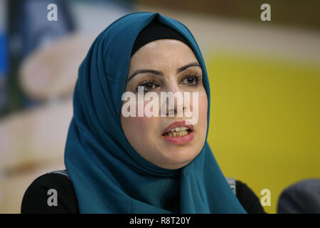 Nour Norris, la soeur et tante de victimes Khaola Saleem et Raneem Oudeh, au cours des entrevues avec les médias à Lloyd House les West Midlands Police AC après le procès de Janbaz Tarin, qui est accusé du meurtre de Mme Saleem et Mme Oudeh, à Solihull le 27 août de cette année. Banque D'Images