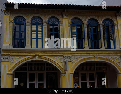 Cadres de fenêtre bleu et jaune sur les murs un shophouse chinoise traditionnelle à Purvis Street, Singapour Banque D'Images