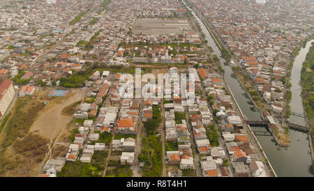 Aerial cityscape ville moderne Surabaya avec les bâtiments et les habitations. Surabaya capitale de l'Est de Java, Indonésie Banque D'Images