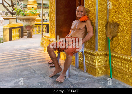 Vieux moine prendre du repos dans le temple Wat Ounalom à Phnom Penh Banque D'Images