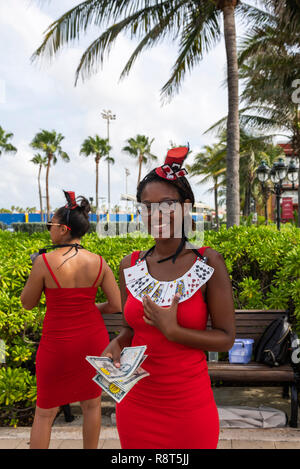 Les travailleurs de sexe féminin à Curaçao vantant pour les affaires des touristes qui viennent de débarqué d'navires de croisière Banque D'Images