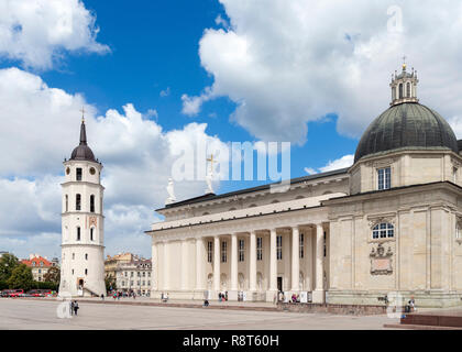 La cathédrale de Vilnius (Basilique Cathédrale de Saint Stanislas et Saint Ladislas) et beffroi, Place de la cathédrale (Arkikatedros Aikštė), Vilnius, Lituanie Banque D'Images