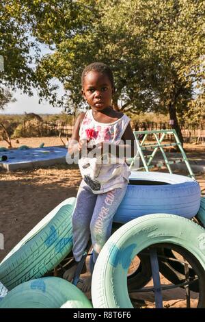 Enfant Africain sur l'aire de jeux, Kariba Sud l'école primaire, la Zambie. Banque D'Images